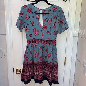 Floral print short sleeve dress with open back.